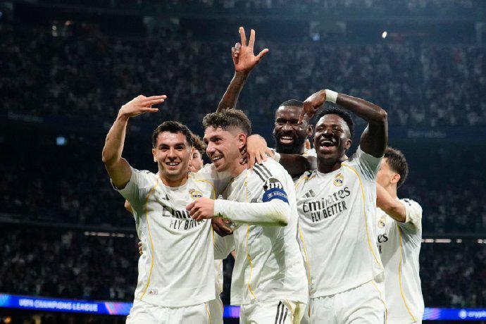 九游体育入口-3:0！亿元先生大秀帽子戏法，比肩梅西纪录，皇马半场3球打崩曼城