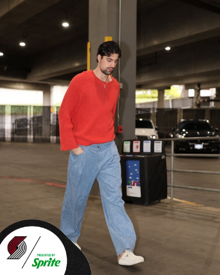 九游体育app下载-开拓者众将入场穿搭：阿夫迪亚精致发型 乐福小书包